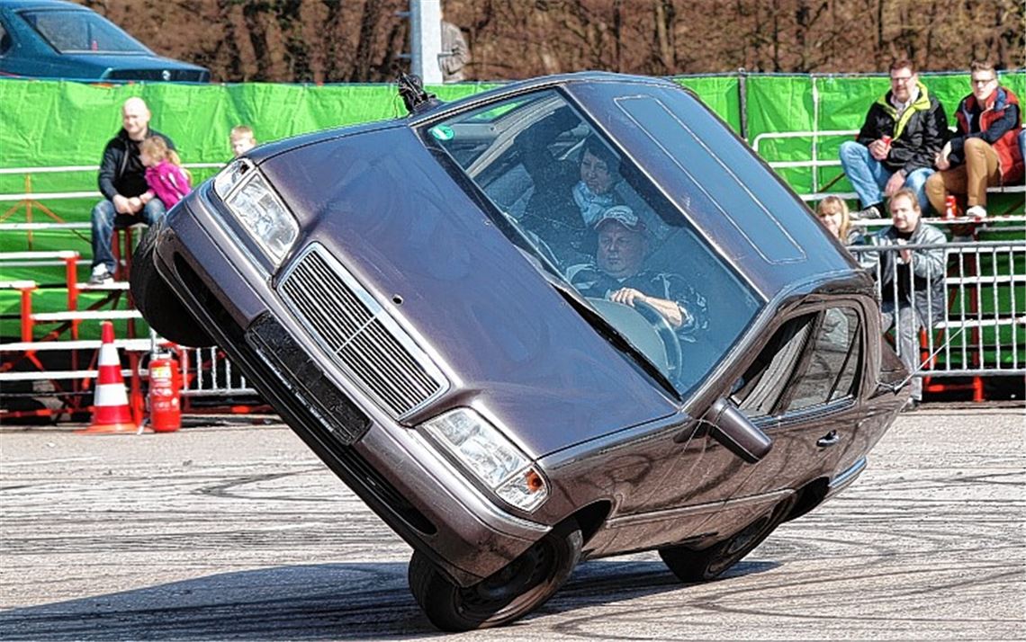 Eine in jeder Hinsicht schräge Fahrweise praktizieren die waghalsigen Piloten bei ihrer Show in Enzberg.