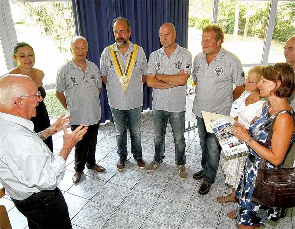 Eine italienische Stockfisch-Bruderschaft macht in Mühlacker Station und wird beim Partnerschaftskomitee empfangen. Foto: Kollros