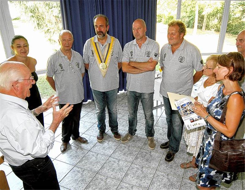 Eine italienische Stockfisch-Bruderschaft macht in Mühlacker Station und wird beim Partnerschaftskomitee empfangen. Foto: Kollros