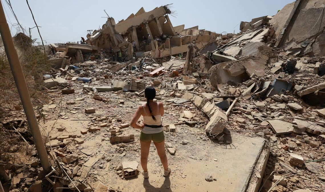 Eine junge Frau steht zwei Tage nach den verheerenden Erdbeben in Venezuela vor den Trümmern eingestürzter Häuser in Catia La Mar.