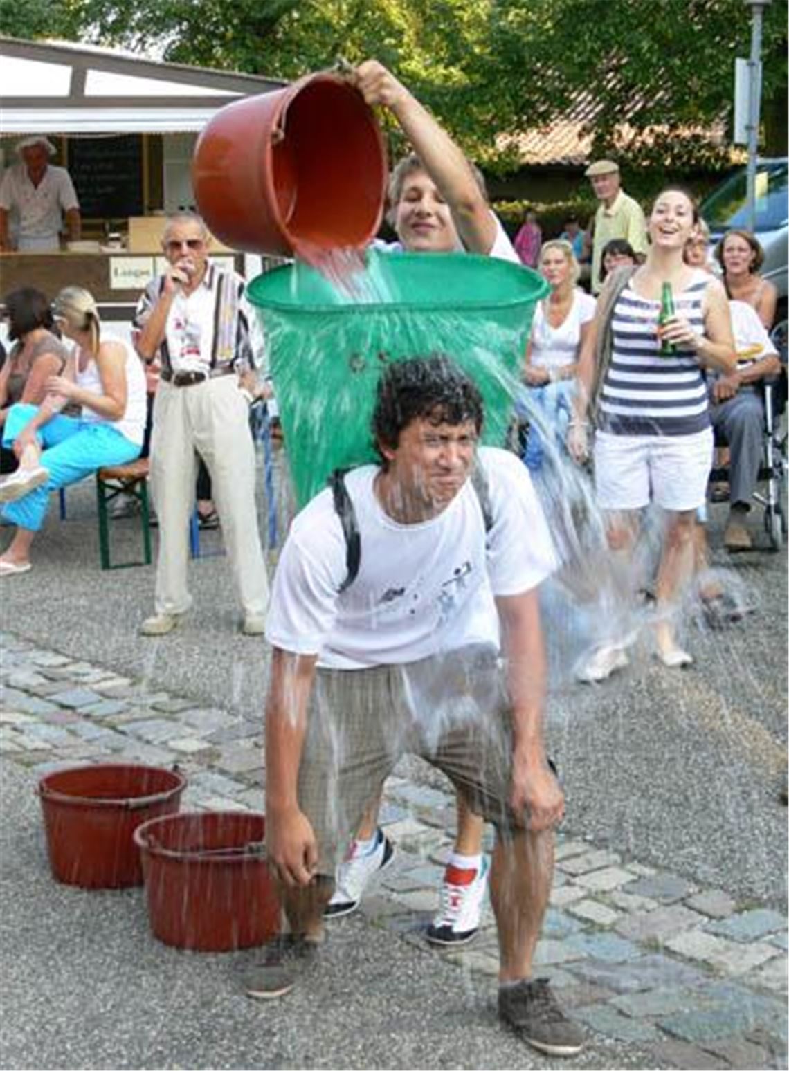 Eine kalte Dusche gibt es bei der Weinidylle höchstens für die Buttenläufer. Die Zuschauer haben ihren Spaß  und außerdem Gelegenheit, Brot frisch aus dem Holzofen zu probieren.
Fotos: Garhöfer