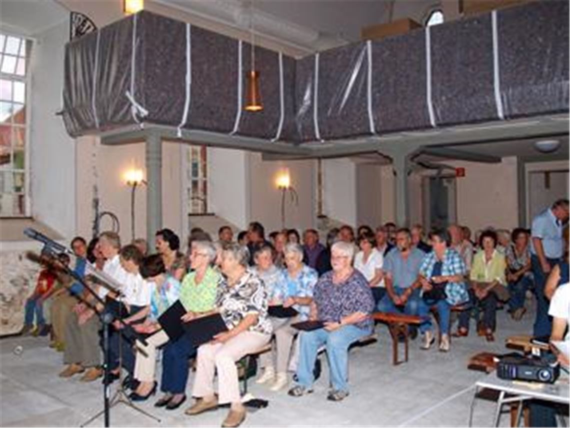 Eine kirchliche Feier der besonderen Art: Baustellengottesdienst am Samstagabend in der Pinacher Waldenserkirche. Foto: Filitz