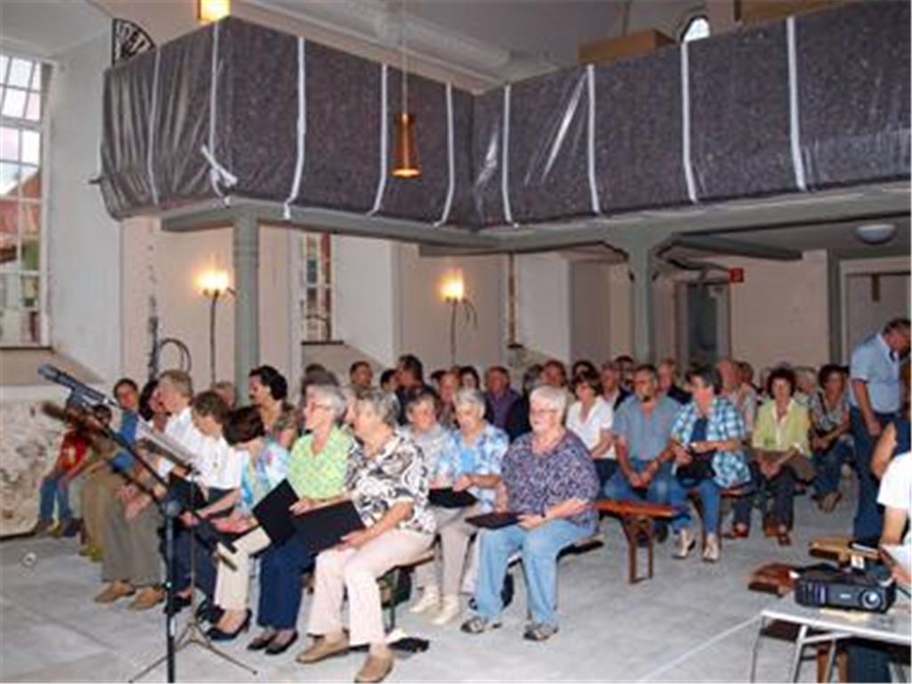 Eine kirchliche Feier der besonderen Art: Baustellengottesdienst am Samstagabend in der Pinacher Waldenserkirche. Foto: Filitz