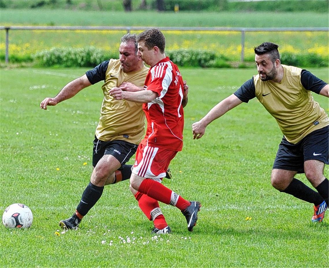 Eine klare und torreiche Angelegenheit: Der Türkische SV Mühlacker (schwarze Hosen) kommt beim TSV Maulbronn mit 3:7 unter die Räder. Foto: Fotomoment