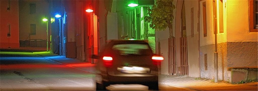 Eine kunterbunt leuchtende Ortsdurchfahrt in Pinache.