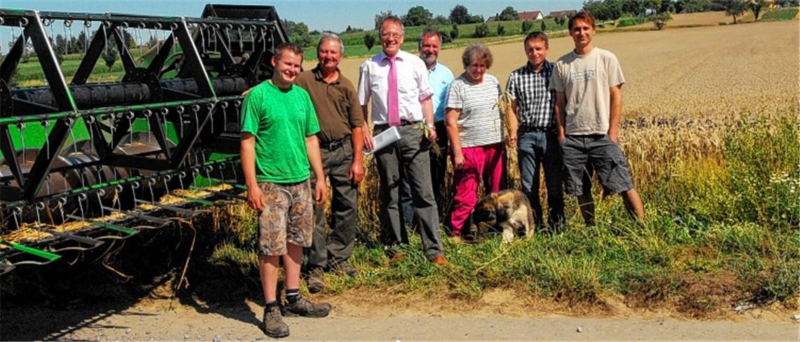 Eine kurze Unterbrechung der Getreideernte gab es auf dem Bauernhof der Familie Schweickert in Dürrn für ein Gespräch mit Landwirtschaftsamt und Presse. V. li.: Oliver und Karl Schweickert, Dezernent Karl-Heinz Zeller, Landwirtschaftsamtsleiter Jürgen Krepp, Gerda Schweickert (mit Hofhündin Lucy), Kreisbauernverbandsvorsitzender Ulrich Hauser und Klaus Dobler, Geschäftsführer der „Störrmühle“ in Knittlingen. Foto: Schott