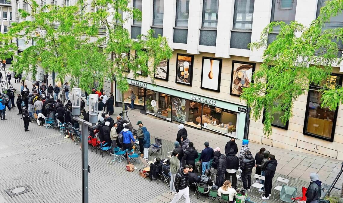 Eine lange Schlange zieht sich am Samstag von der Stiftstraße bis auf die Königstraße in Stuttgart.