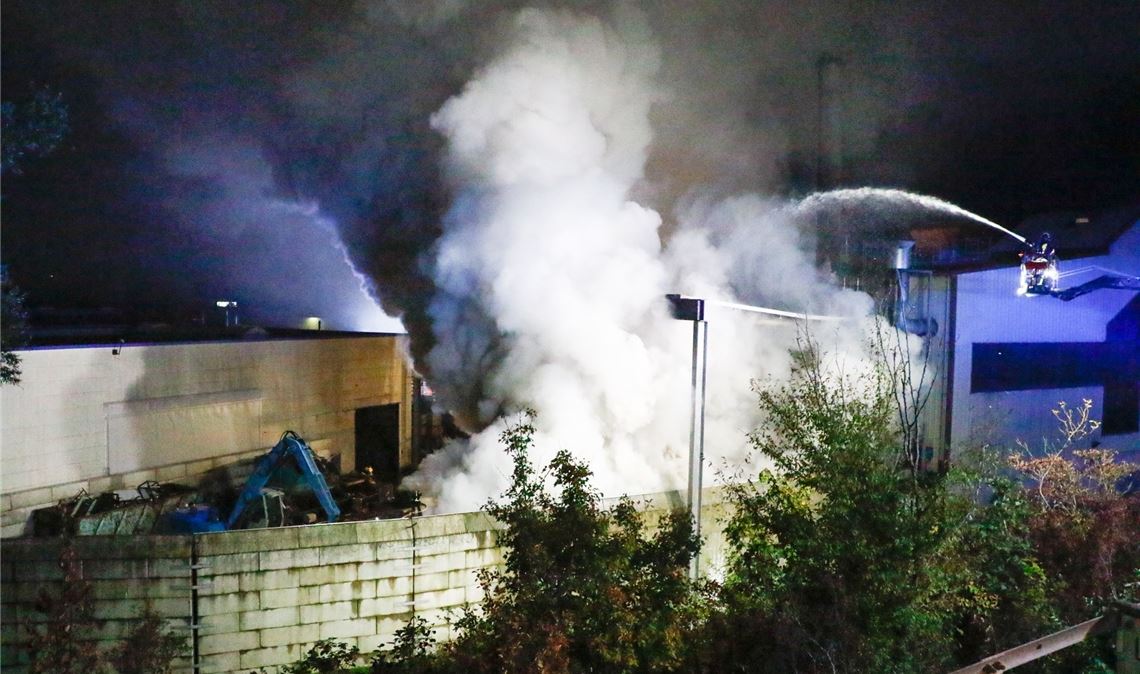 Eine mächtige Rauchwolke wabert in der Brandnacht in den Illinger Nachthimmel. Foto: Einsatz-Report 24