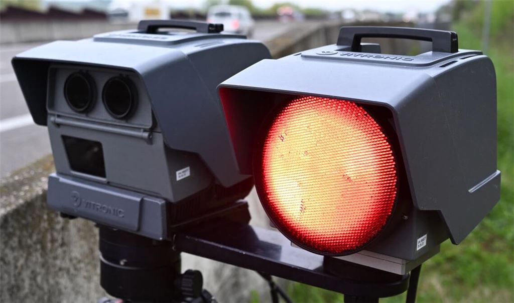 Eine mobile Geschwindigkeitsmessanlage der Autobahnpolizei Weinsberg steht am Rand der A6.  Eine Polizeistreife in Frankreich hat einen Porschefahrer mit Tempo 312 auf einer Autobahn geblitzt, auf der ein Tempolimit von 130 gilt. (zu dpa: «Französische Polizei stoppt Porschefahrer mit Tempo 312»)