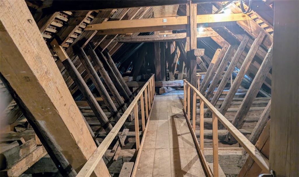 Eine neue Sonderführung „Den Mönchen aufs Dach gestiegen“ bietet im Dachgebälk der Klosterkirche Einblicke in die Zimmermannskunst vergangener Jahrhunderte. Fotos: Müller