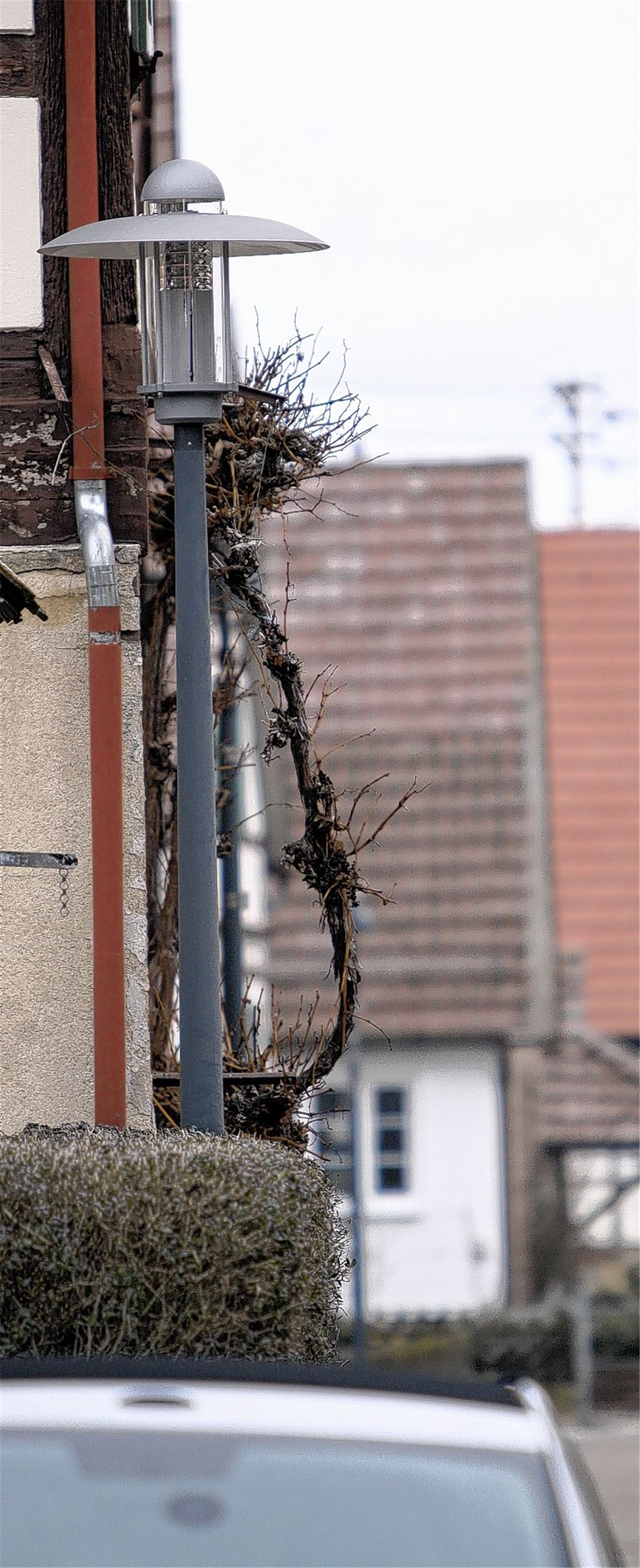 Eine neue Straßenlaterne (Bild li.) kann an der Schützinger Hauptstraße bereits besichtigt werden. Ansonsten halten derzeit noch die alten Leuchten die Stellung.