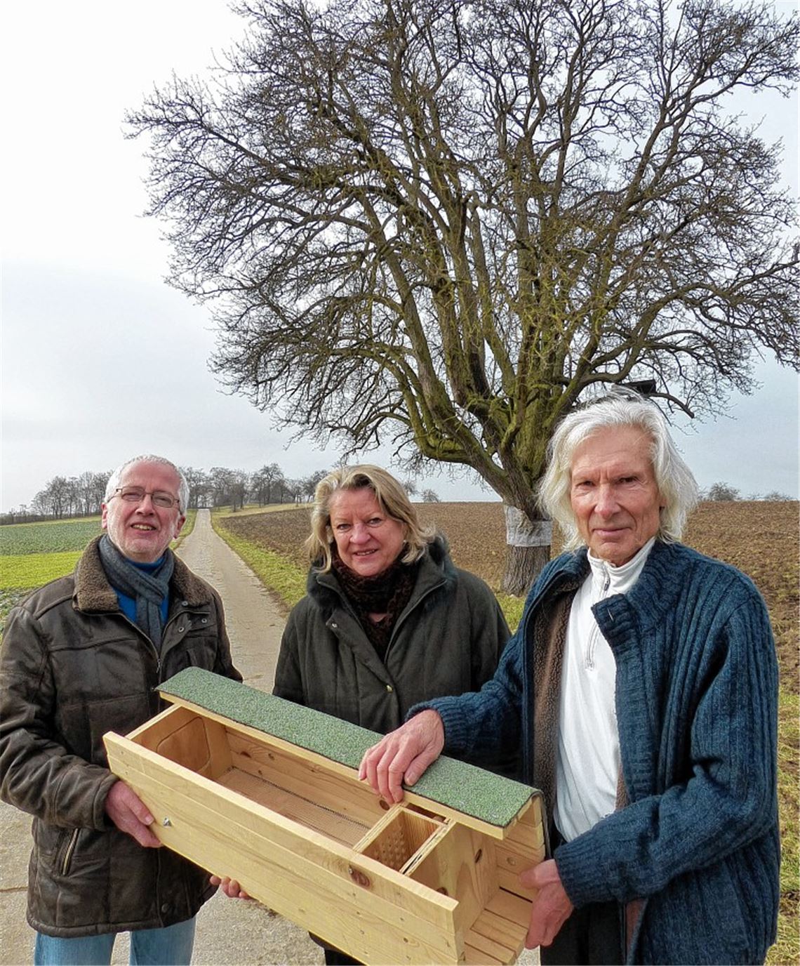 Eine neue Wohnung für den Waldkauz (v.li.): Walter Schuhmacher, Ursula Döppenschmitt und Gerd Döppenschmitt vom Ölbronn-Dürrner Verein „Lebendige Wiese“.
