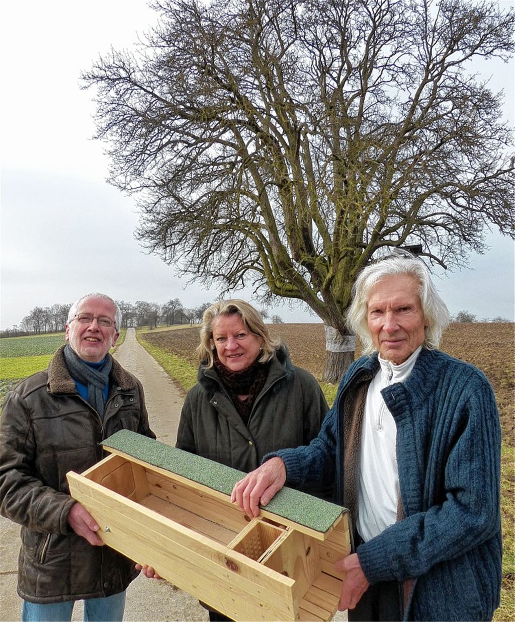 Eine neue Wohnung für den Waldkauz (v.li.): Walter Schuhmacher, Ursula Döppenschmitt und Gerd Döppenschmitt vom Ölbronn-Dürrner Verein „Lebendige Wiese“.