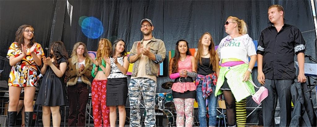 Eine originelle Modenschau bereichert die Abschlussfeier der UvD-Schule.