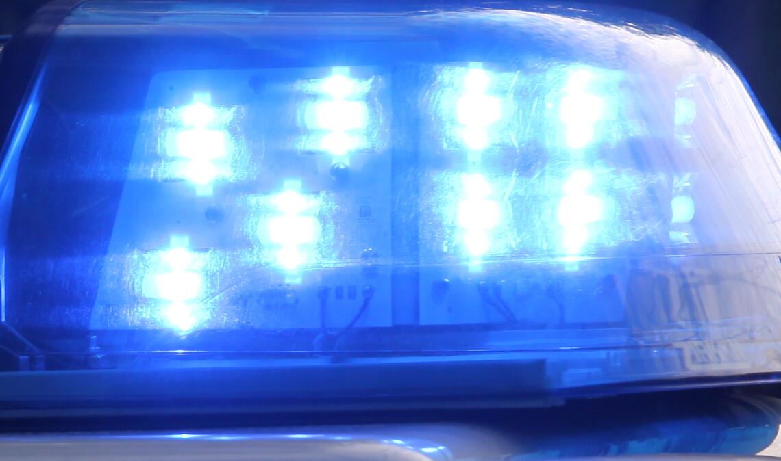 Eine psychisch kranke Frau verletzt eine Polizistin, die ihr helfen will. Die Beamtin muss im Krankenhaus behandelt werden. Symbolfoto: Archiv/Disselhoff