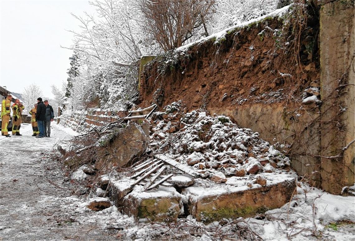 Eine rund zwei Meter hohe Grundstücksmauer ist in Enzberg weggebrochen.