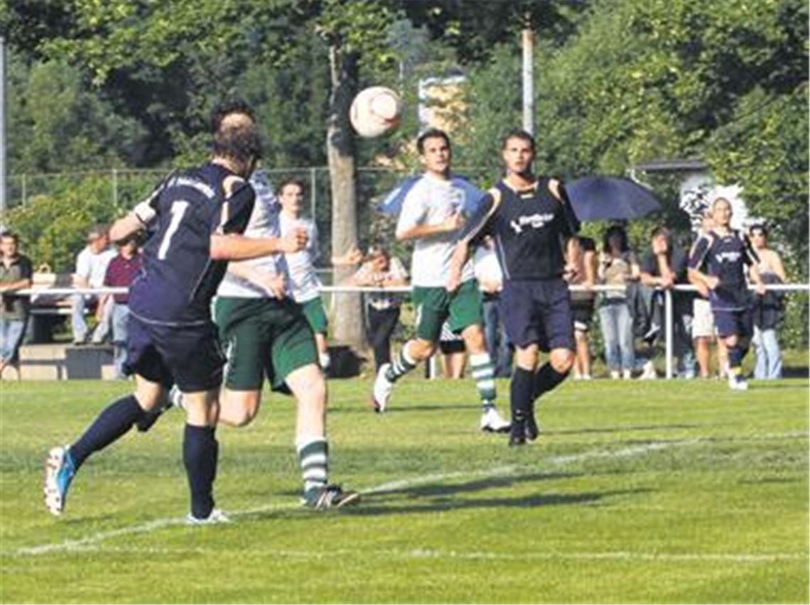 Eine scharfe, angeschnittene Flanke von Thomas Fischer (ganz rechts hinten) und ein wuchtiger Kopfball Sören Christofori  beides aus vollem Lauf. So fiel vor wenigen Tagen das zwischenzeitliche 7:2 gegen den VfL Gemmrigheim. Ist das das Angriffsmuster, mit dem sich morgen auch die Defensive des TV Neckarweihingen aushebeln lässt? Fotos: Eigner