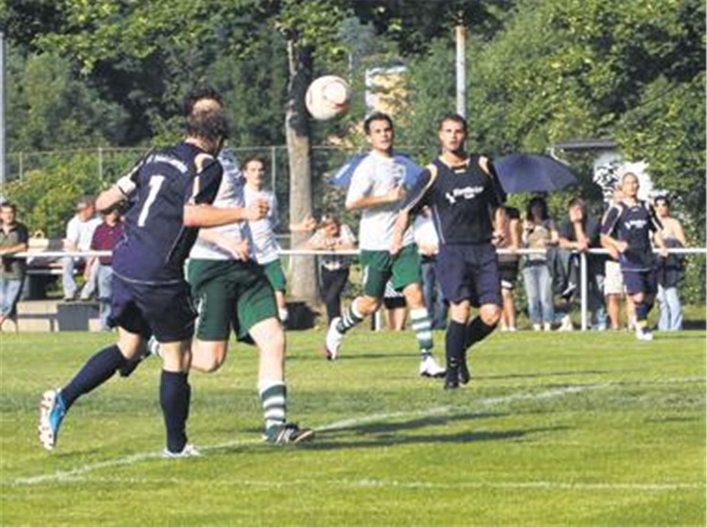 Eine scharfe, angeschnittene Flanke von Thomas Fischer (ganz rechts hinten) und ein wuchtiger Kopfball Sören Christofori  beides aus vollem Lauf. So fiel vor wenigen Tagen das zwischenzeitliche 7:2 gegen den VfL Gemmrigheim. Ist das das Angriffsmuster, mit dem sich morgen auch die Defensive des TV Neckarweihingen aushebeln lässt? Fotos: Eigner
