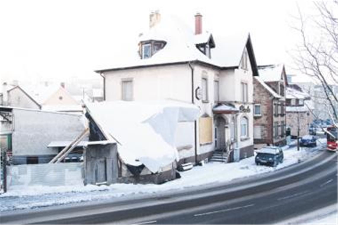 Eine schneebedeckte Plane verhüllt den verwüsteten Anbau der Linde. Doch darunter . . .