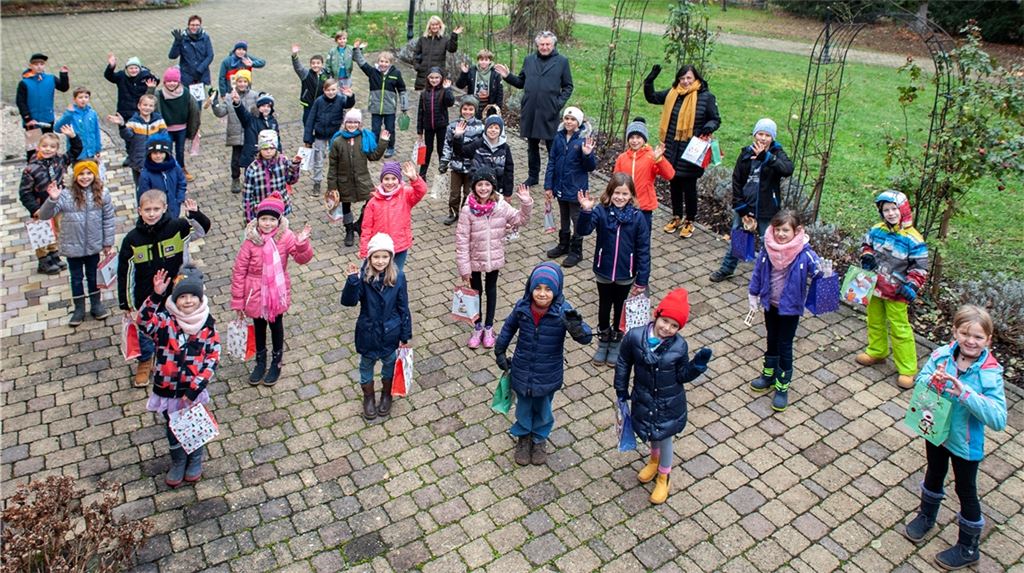 Eine schöne Bescherung für die Grundschulkinder.Fotomoment
