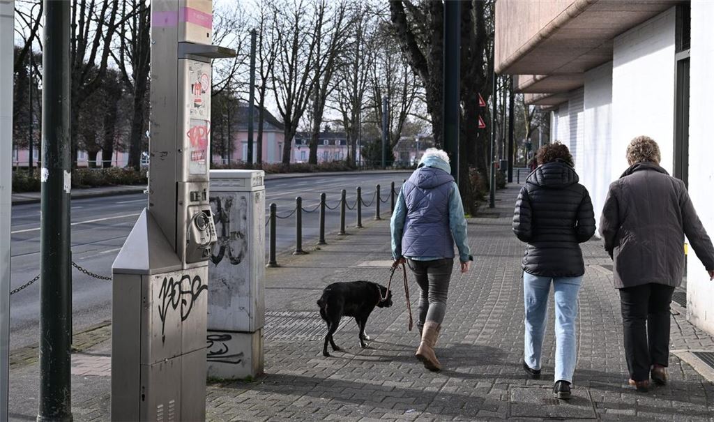 Eine schrottreife Telefonstele beim Schloss Benrath.
