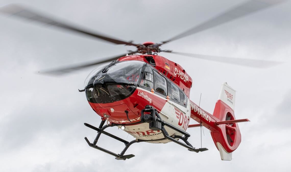 Eine schwer verletzte Seniorin wurde per Hubschrauber in eine Klinik geflogen. (Symbolbild)