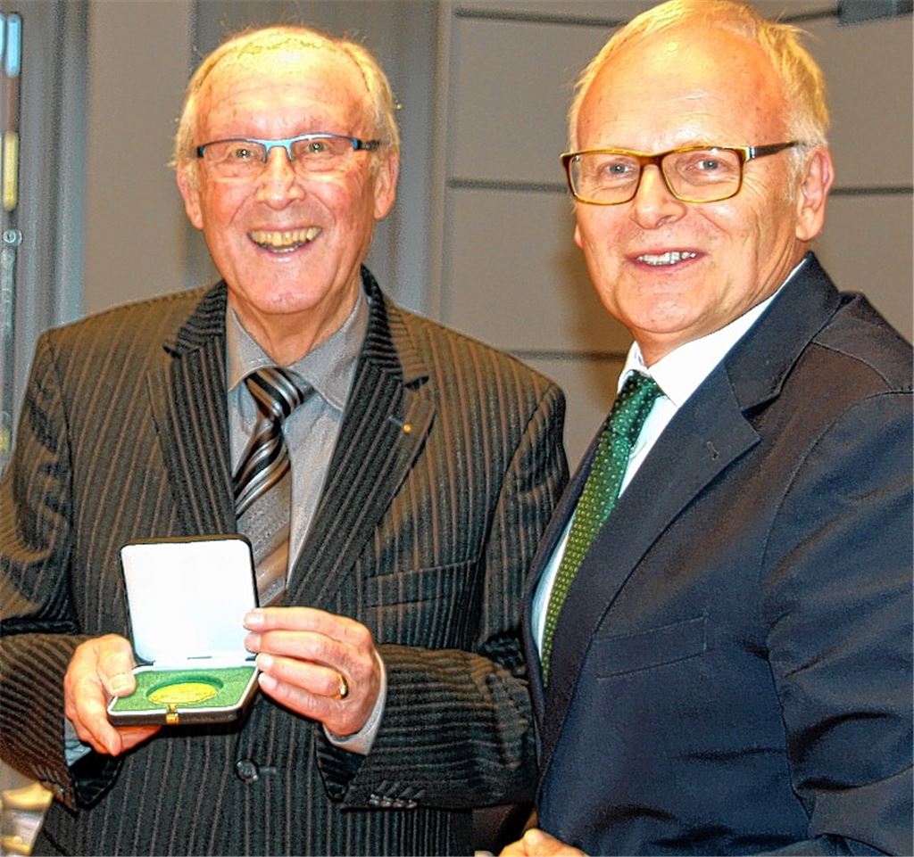 Eine seltene Gold-Medaille schmückt neuerdings die Trophäenwand des Kreistags-Ruheständlers Frank Kreeb, verliehen vom Landkreistag. Rechts Landrat Karl Röckinger.