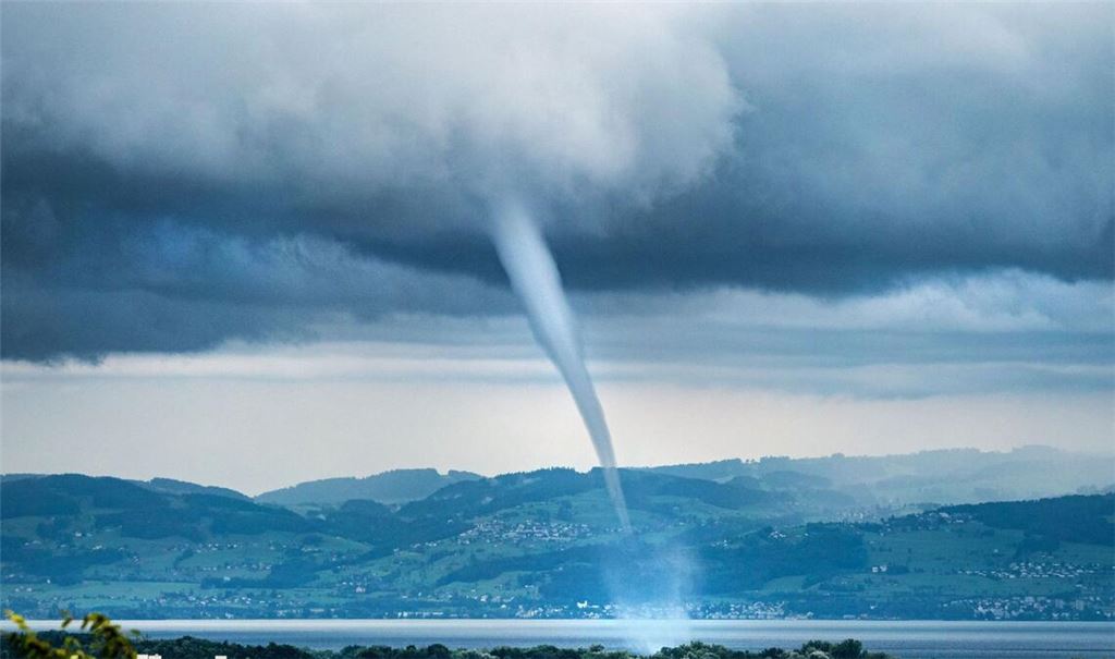 Eine seltene Wasserhose ist über den Bodensee gefegt. (Archivbild)