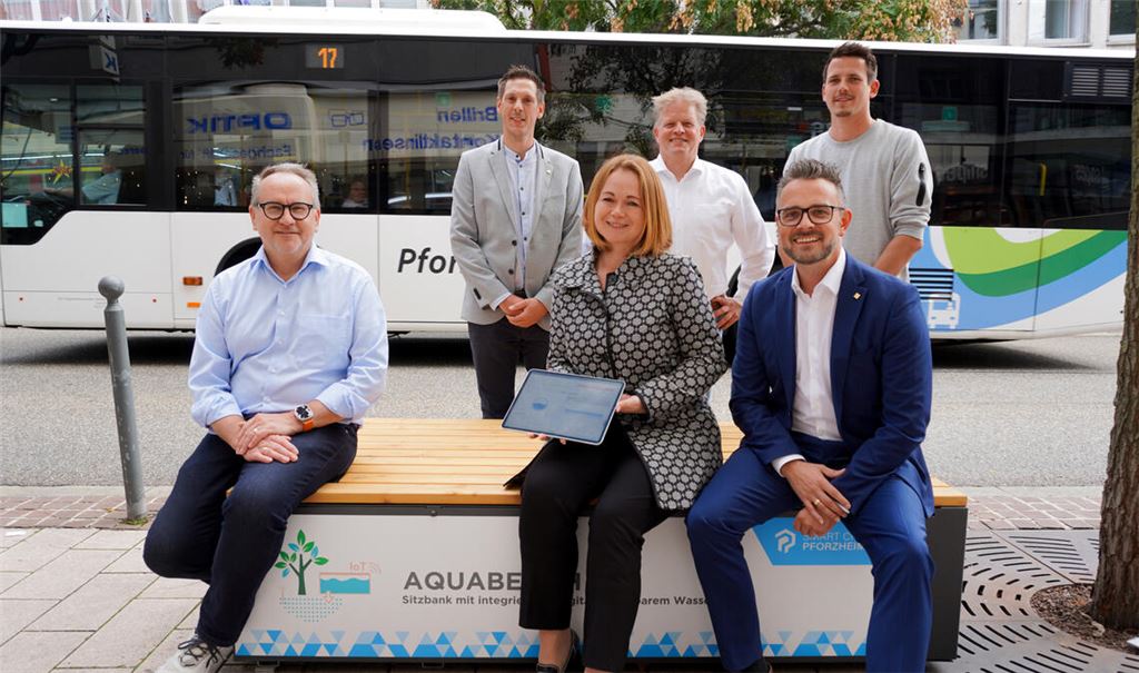 Eine smarte Art der Bewässerung und bequem zugleich: Ralf Gerbershagen, Mitbegründer der Herstellerfirma „awatree“, Fabian Böpple und Katja Theurer von der Stadt Pforzheim, Daniel Brand, Mitbegründer von „awatree“, Oberbürgermeister Peter Boch und Florian Schmauder (Stadt Pforzheim) stellen die neue „Tankbank“ mit dem Produktnamen „Aquabench“ vor (v.li.). Foto: © Stadt Pforzheim/Di Sannio