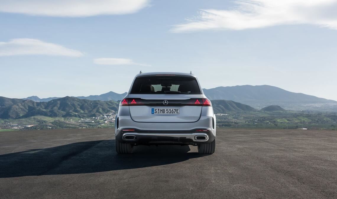 Eine sogenannte Designblende zieht sich über das gesamte Heck, in ihrer Mitte prangt der Mercedes-Stern.