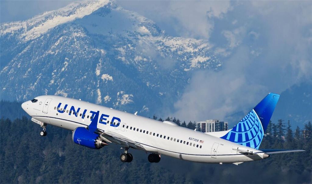 Eine solche Boeing 737 MAX 8 der US-Fluggesellschaft United Airlines (Symbolbild) ist am 16. Oktober über den USA in 11.000 Metern Flughöhe von einem unbekannten Objekt getroffen worden.