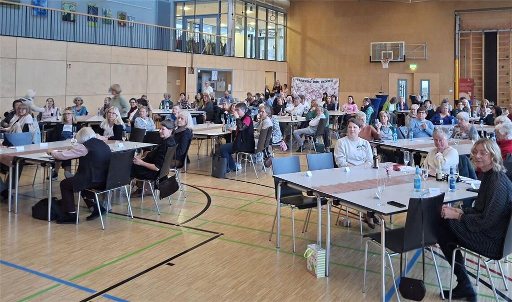 Eine spannende Veranstaltung zum Frauentag lockt viel Publikum in die Gießbachhalle, wobei sich nur sehr wenige Männer unter den Gästen befinden. Fotos: Bastian