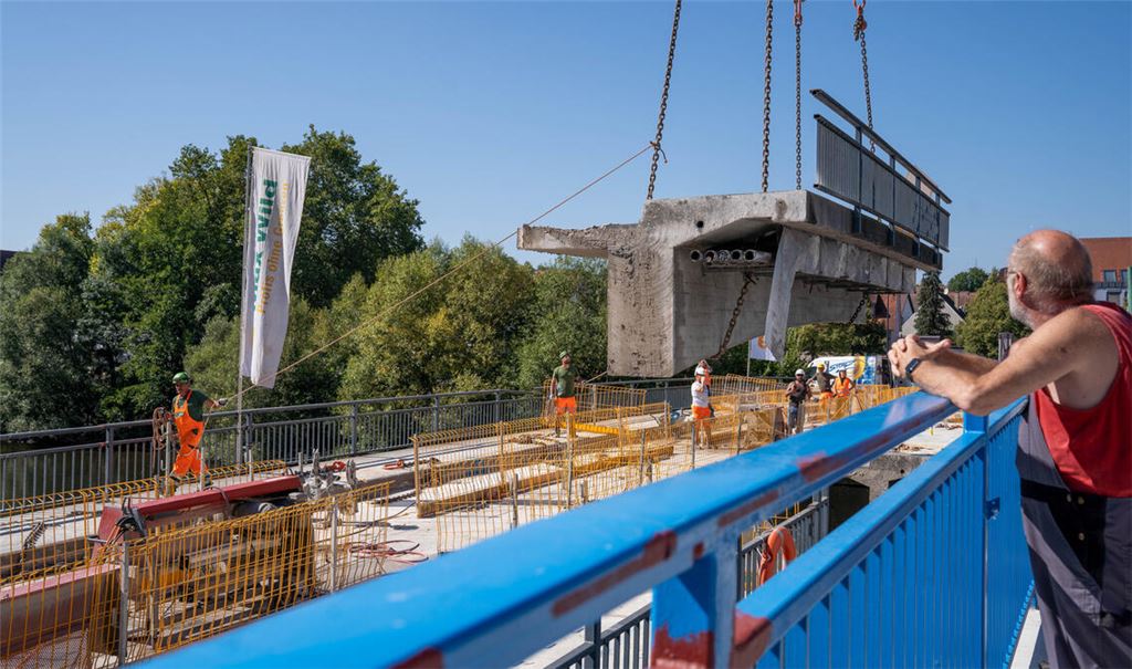 Eine spektakuläre Phase der Arbeiten, als das erste Brückenteil durch den Schwerlastkran in die Höhe gehoben wird. Fotos: Recken
