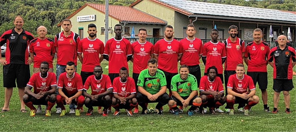 Eine stattliche Zahl an Neuverpflichtungen präsentieren Abteilungsleiter Jan Blutbacher, Co-Trainer Harry Löffler und Spielleiter Stefan Röse (hinten v.li.) sowie Sport-Vorstand Jürgen Banz und Trainer Ulli Stengel (hinten v. re.)