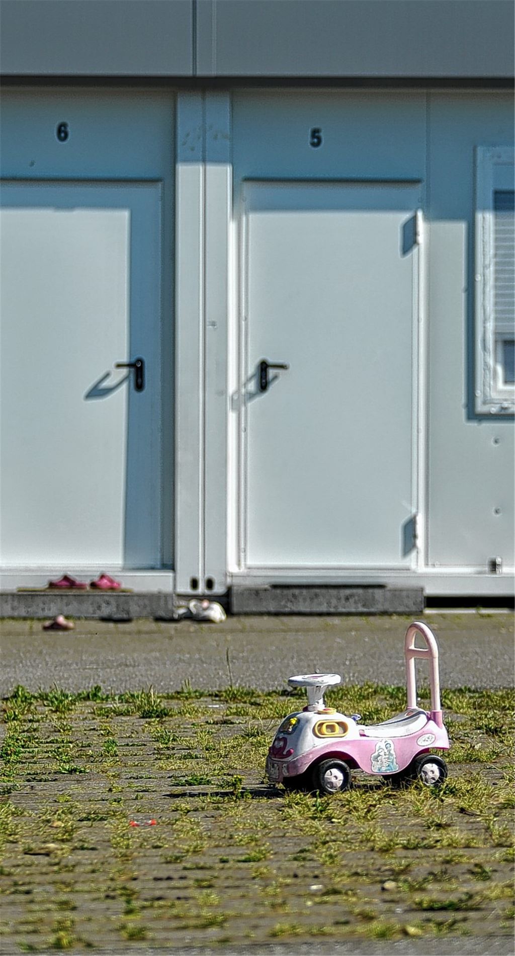 Eine symbolische Szene vom Gelände der Unterkunft in Wiernsheim. Hier wie andernorts stellt sich die Frage: Was wird aus den Flüchtlingen, die nicht bleiben dürfen?Archivfoto: Fotomoment