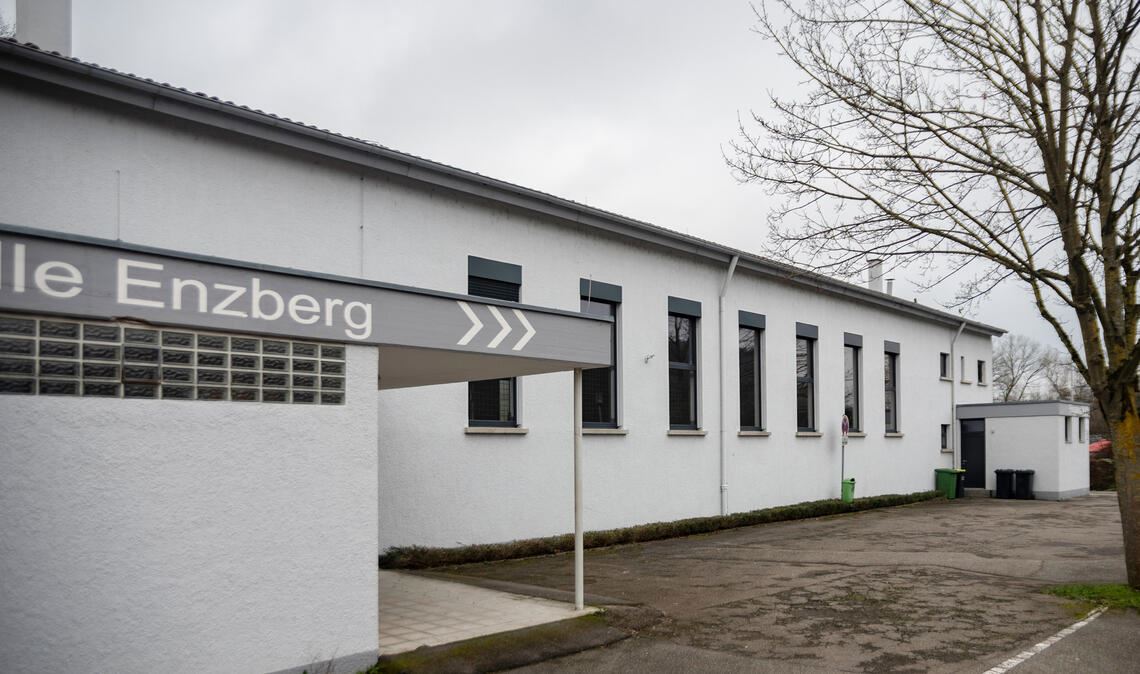 Eine teure Sanierung der Halle in Enzberg wurde bereits in einem Gutachten 2009 als „unsinnig“ erachtet. Braucht es stattdessen einen Neubau, und wenn ja: wann? Foto: Archiv