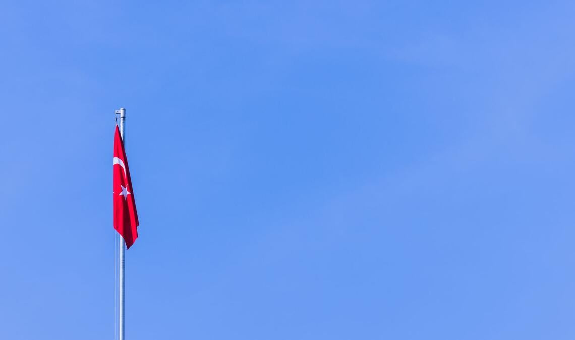 Eine türkische Flagge weht an einem Fahnenmast. (Symbolbild).