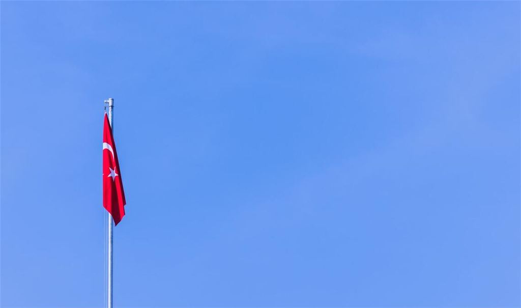 Eine türkische Flagge weht an einem Fahnenmast. (Symbolbild).