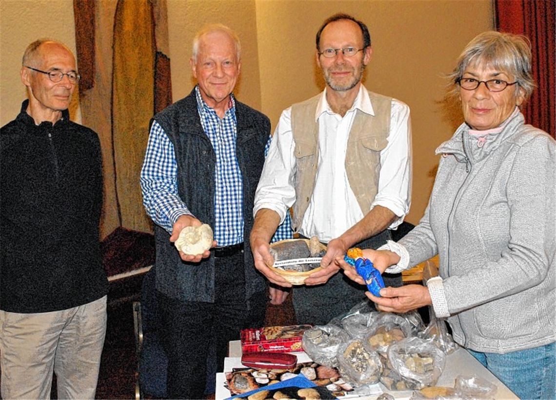 Eine überraschende Vielfalt an Steinen: Wolfgang Rieger (li.), Manfred Rapp und Sonngard Bodner vom gastgebenden Verein und der Referent Rainer Single (2 v.li.).