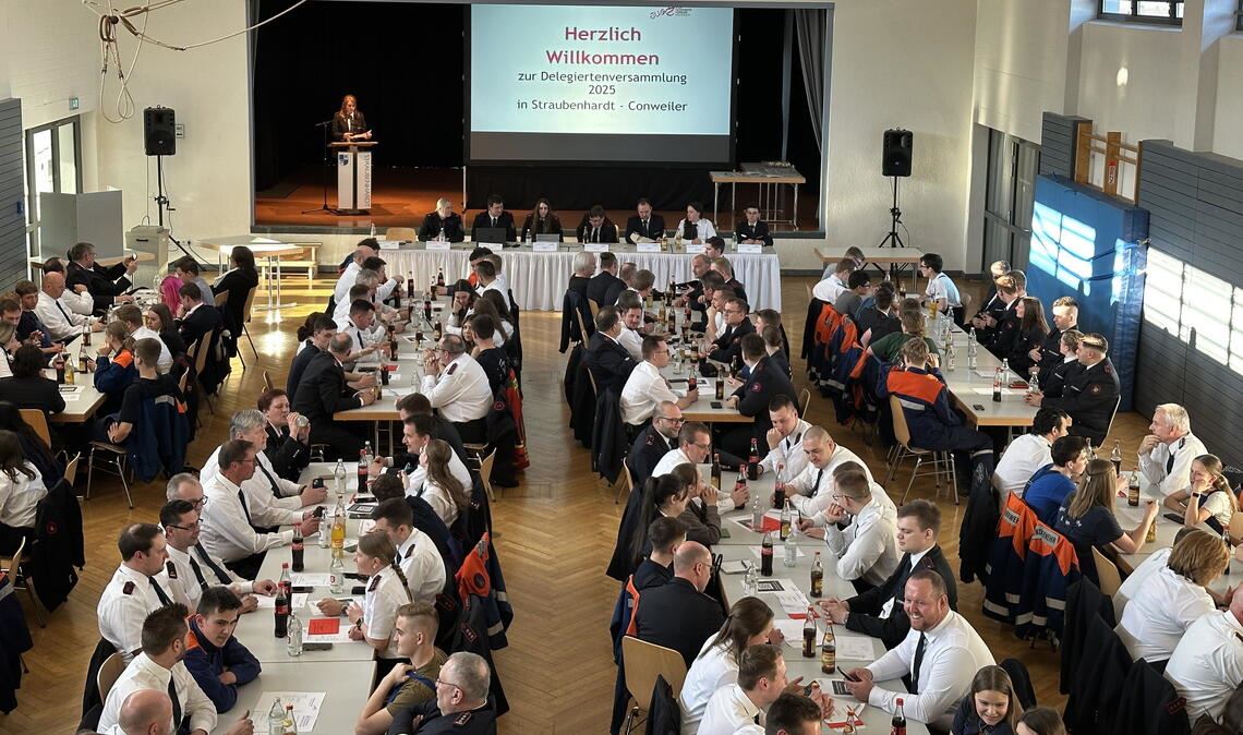 Eine umfangreiche Tagesordnung haben die Delegierten der Jugendfeuerwehren aus dem Enzkreis in der Turn- und Festhalle Conweiler abzuarbeiten. Foto: Helbig