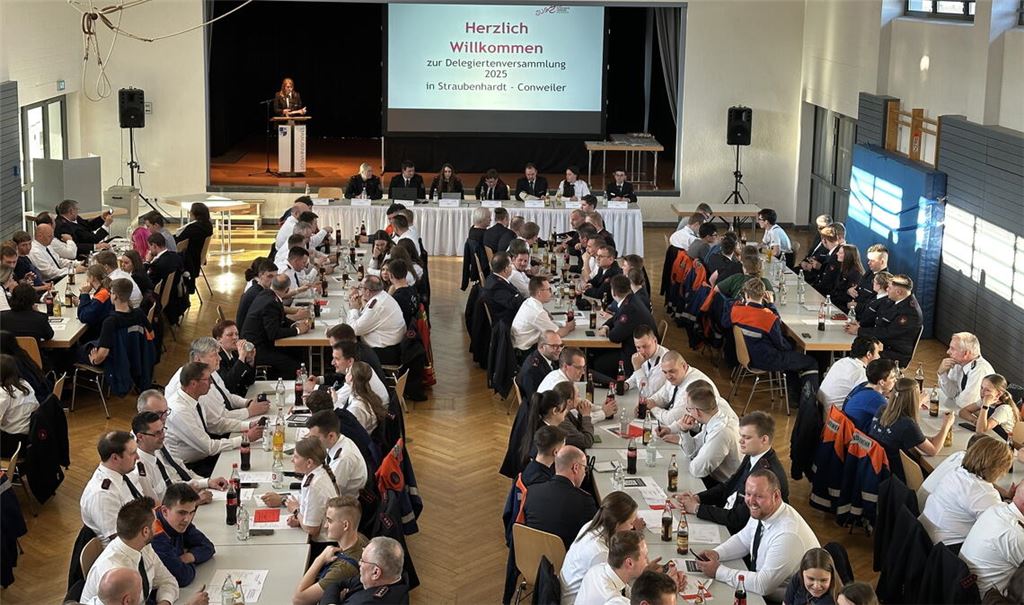 Eine umfangreiche Tagesordnung haben die Delegierten der Jugendfeuerwehren aus dem Enzkreis in der Turn- und Festhalle Conweiler abzuarbeiten. Foto: Helbig