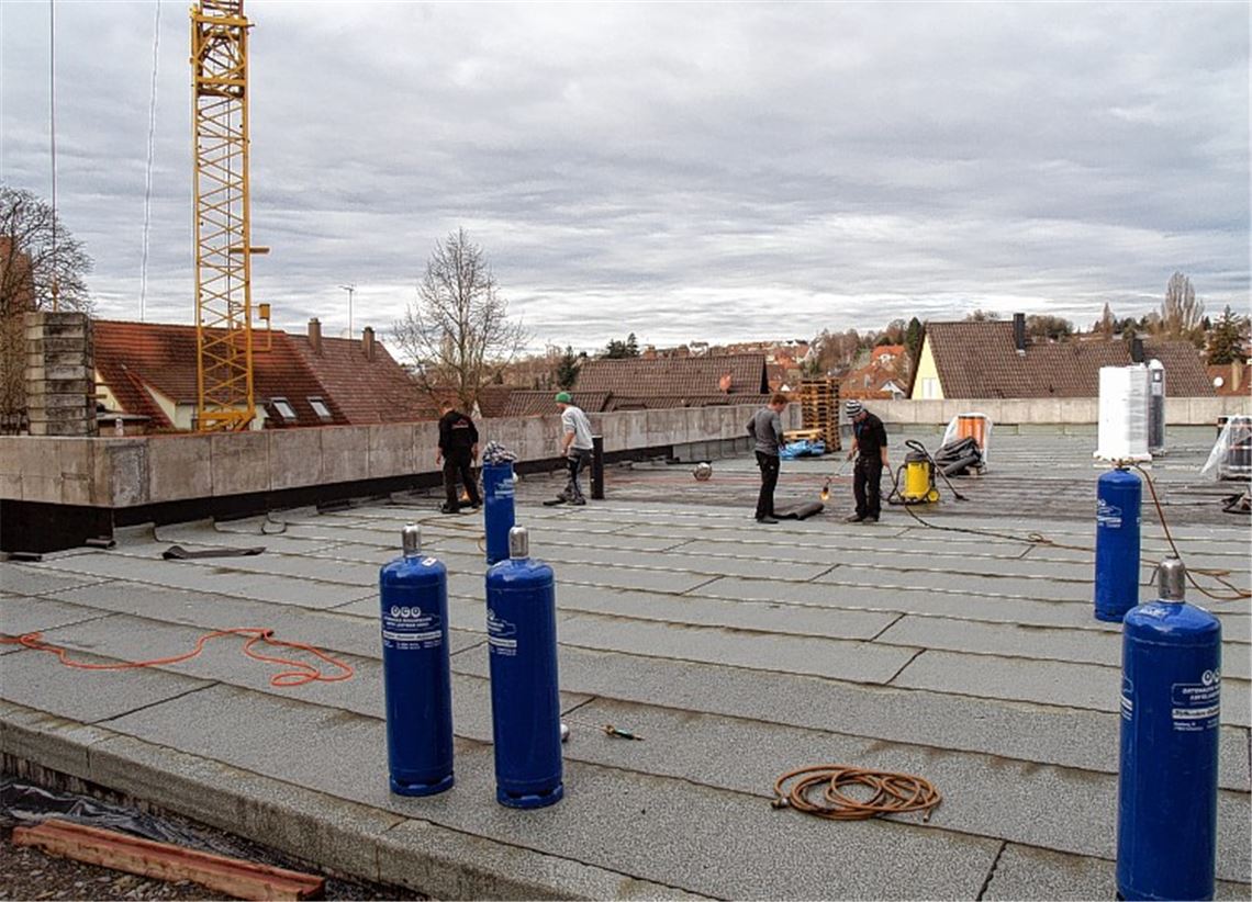 Eine verschweißte Folie soll dafür sorgen, dass das Parkdeck wasserdicht wird. Foto: Filitz