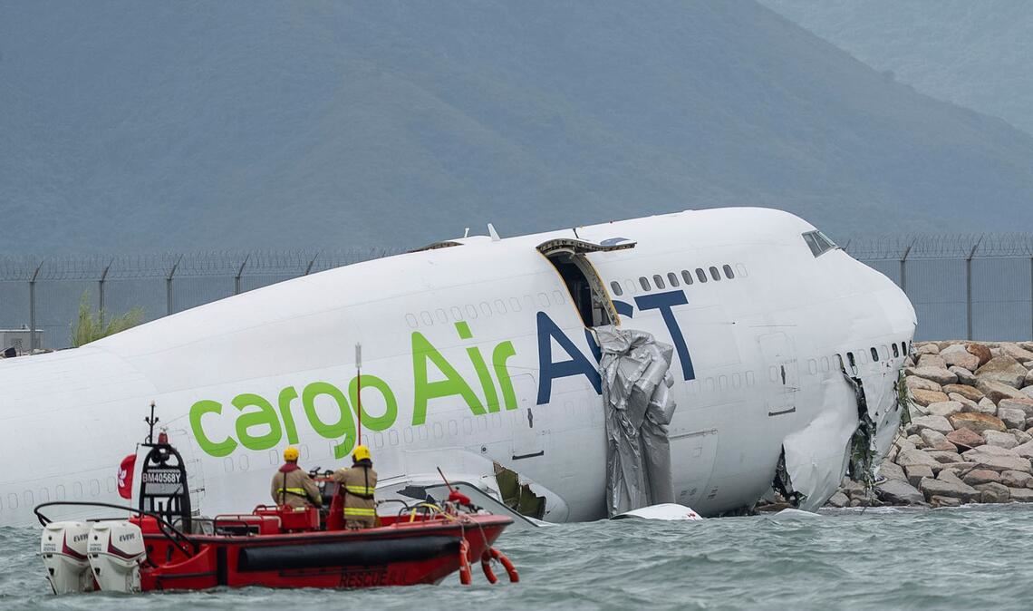 Eine von der türkischen Airline ACT als Frachtmaschine genutzte Boeing 747 kam nachts von der Landebahn ab und schlitterte über die Piste hinaus ins Meer.