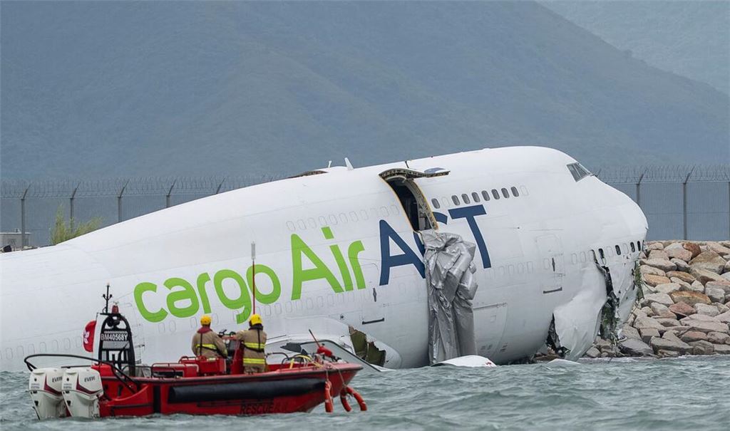 Eine von der türkischen Airline ACT als Frachtmaschine genutzte Boeing 747 kam nachts von der Landebahn ab und schlitterte über die Piste hinaus ins Meer.