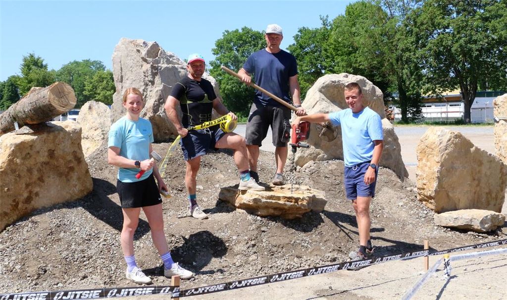 Eine von fünf Sektionen, die Nina Reichenbach, Markus Rothfritz, Enrico Weidmann, Jonas Friedrich (v.li.) und ihre Helfer in diesen Tagen am Knittlinger Freibad aufbauen. Foto: Klassen