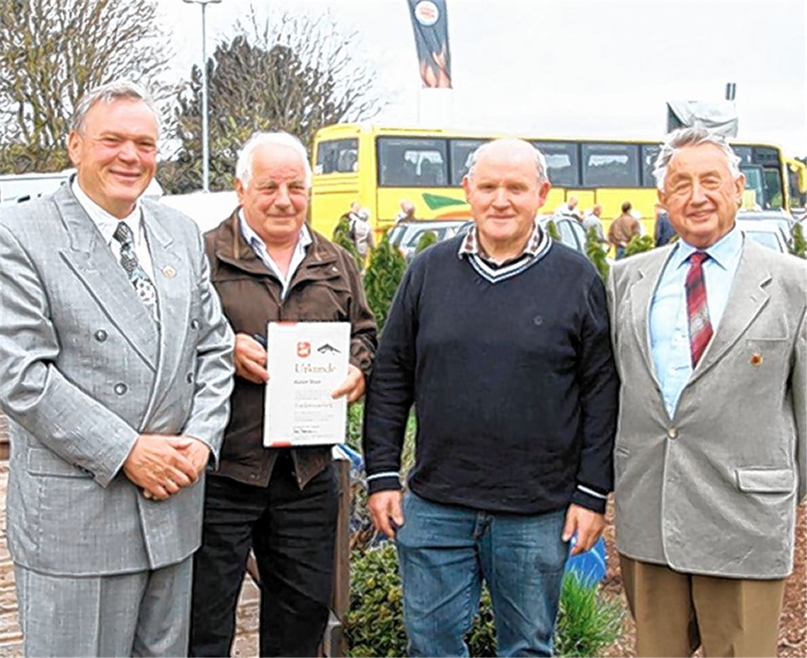 Eine von mehreren hochkarätigen Ehrungen in Ulm (v. li.): Landesverbandsvorsitzender Ulrich Hartmann, der neue Träger der Verdienstmedaille, Rainer Roux, stellvertretender Kreisvorsitzender Herbert Albrecht und der Vize des Landesverbands, Erich Trump.