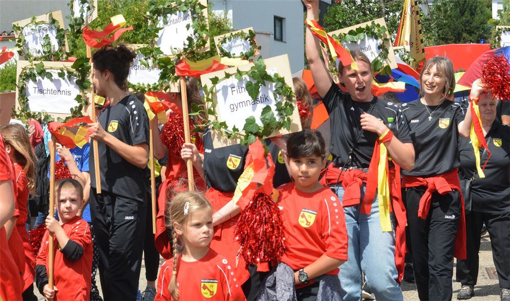 Eine von über 40 Gruppen, die den Festumzug zum Dorfjubiläum zu einem beeindruckenden Ereignis machen: Junge und ältere Sportlerinnen und Sportler des TV Schützingen. Fotos: Stahlfeld
