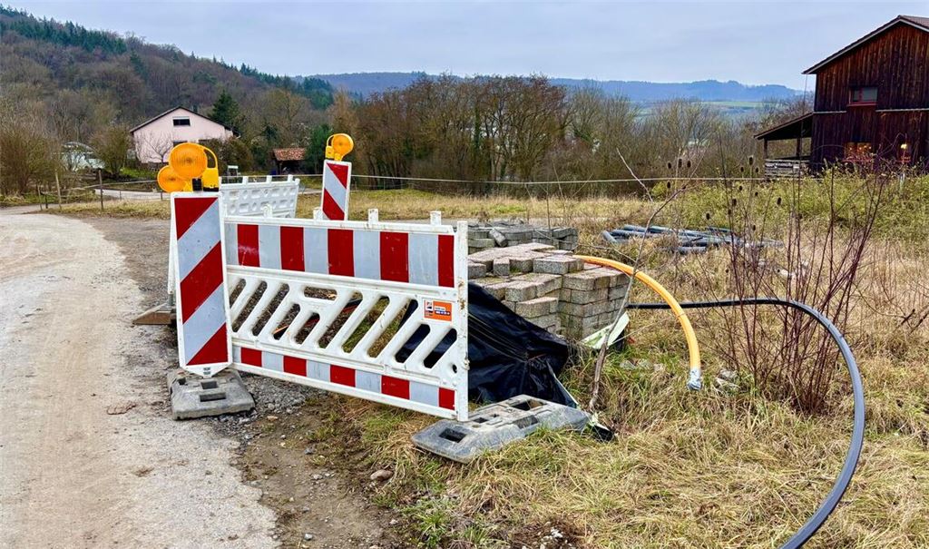 Eine von vielen Breitband-Baustellen im Mühlacker Stadtgebiet: Wegen der Weihnachtspause ruhen derzeit auch in Lomersheim die Arbeiten.Foto: Schüller