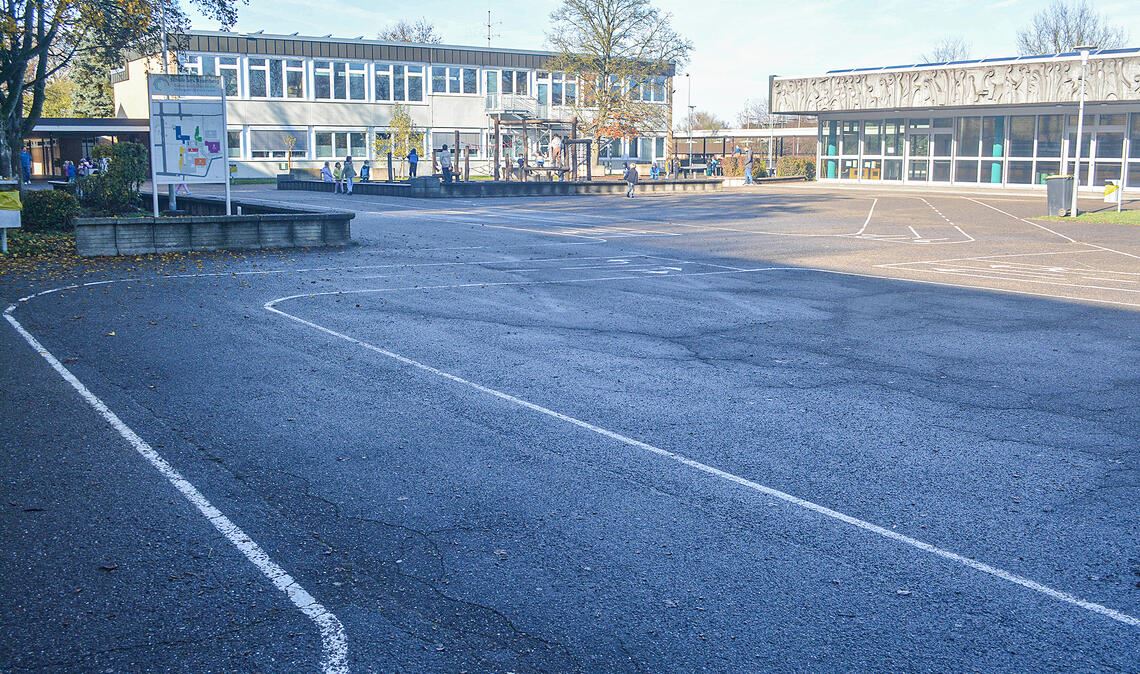 Eine weitgehend kahle Asphaltfläche: Der Außenbereich der Schule am Stromberg heute. Fotos: Stahlfeld