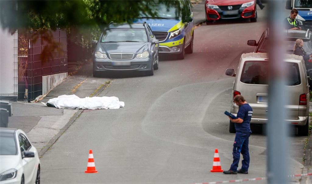 Eine zunächst in Menden festgenommene Frau ist wieder auf freiem Fuß. Bei ihr lässt sich laut Staatsanwaltschaft keine Tatbeteiligung feststellen.